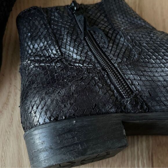 Stuart Weitzman‎ black snake skin flat chelsea boot zip side 7.5M made in spain - Picture 12 of 13